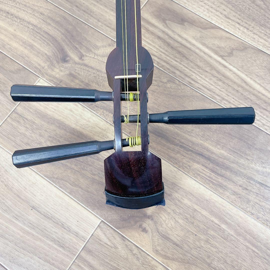 三味線 細棹 トチ有 紅木 2本溝 金ホゾ 綾杉胴 犬皮 東サワリ 和楽器